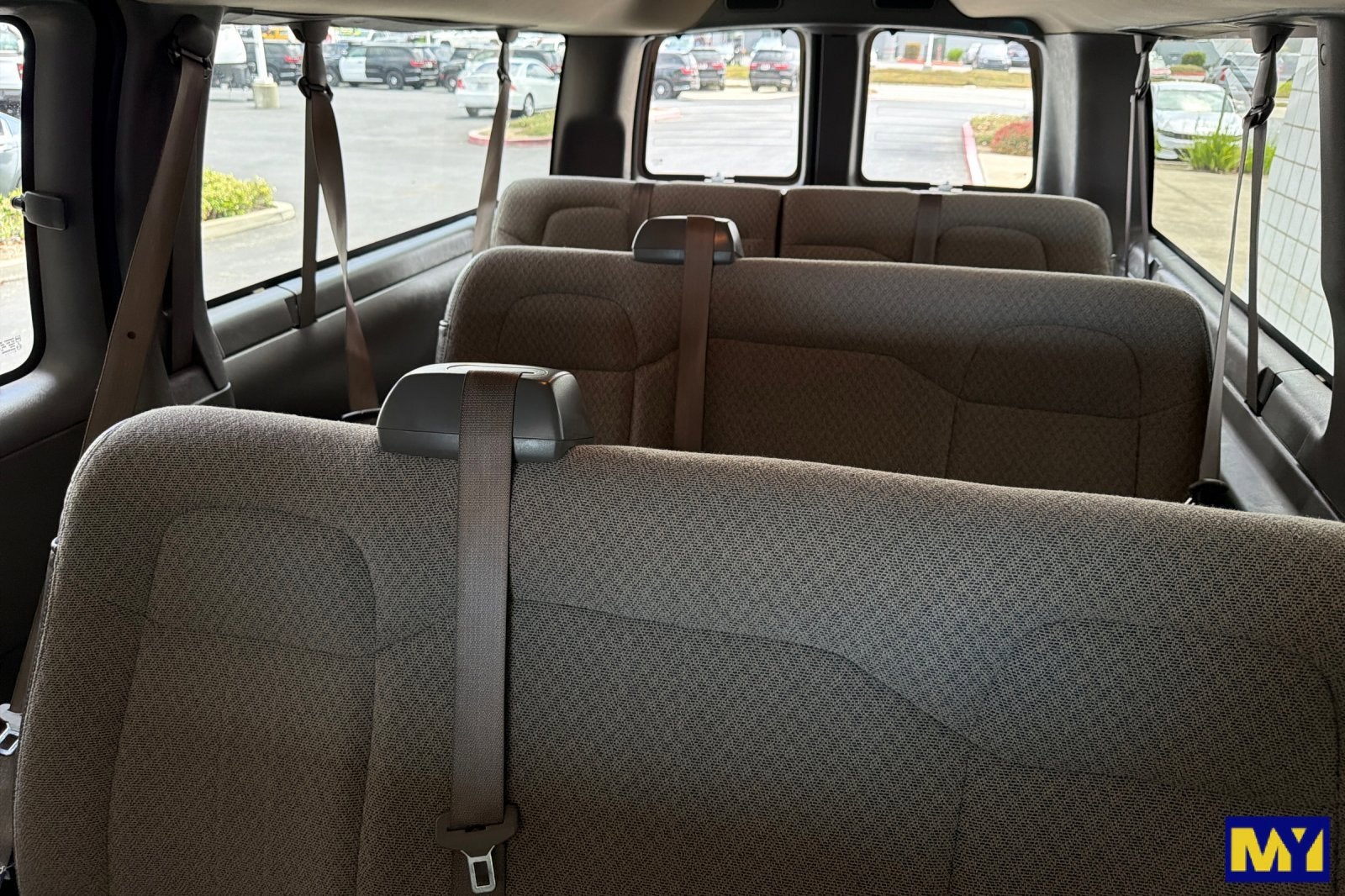 2023 Chevrolet Express Passenger 3500 1LT