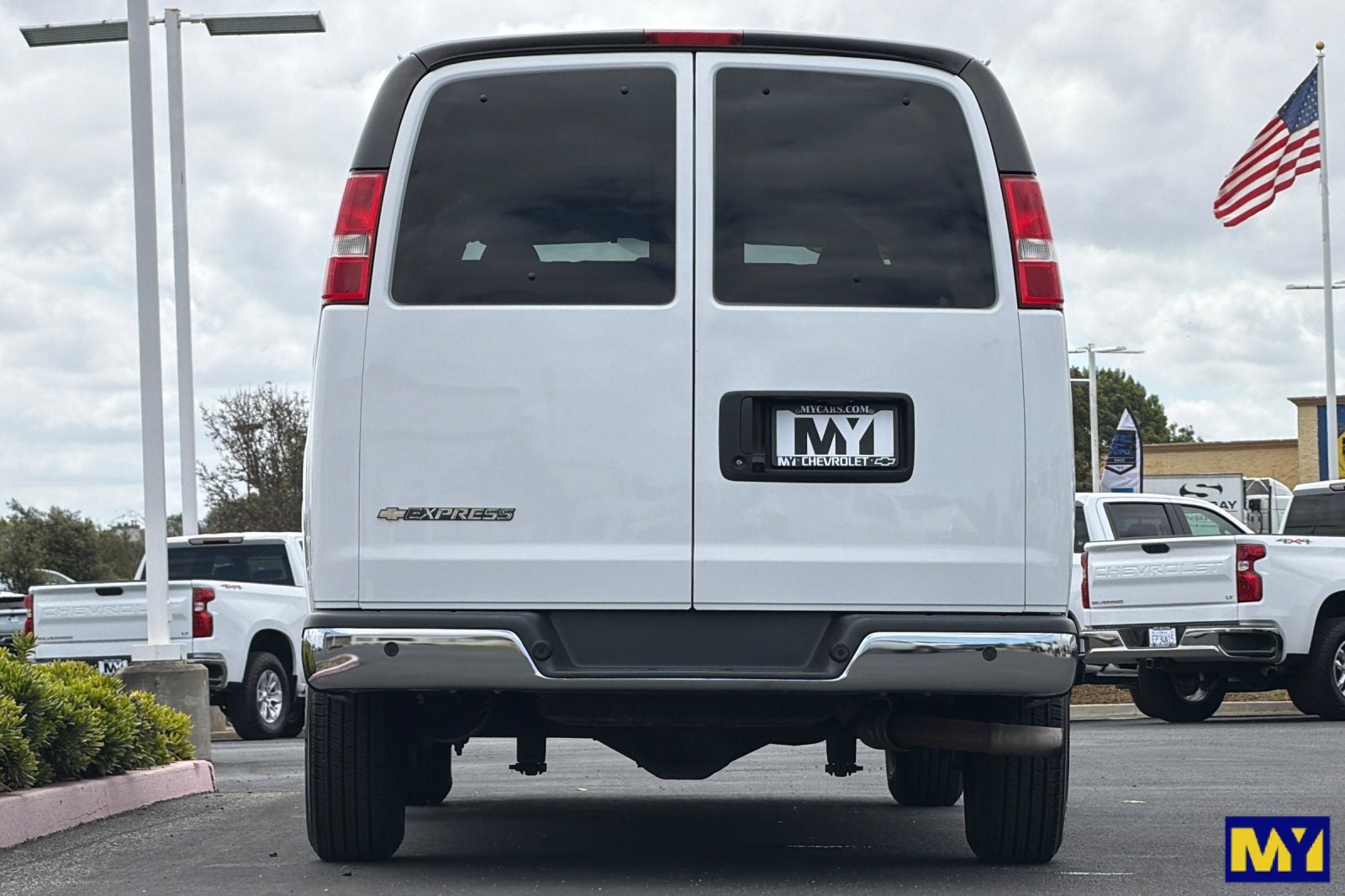 2023 Chevrolet Express Passenger 3500 1LT