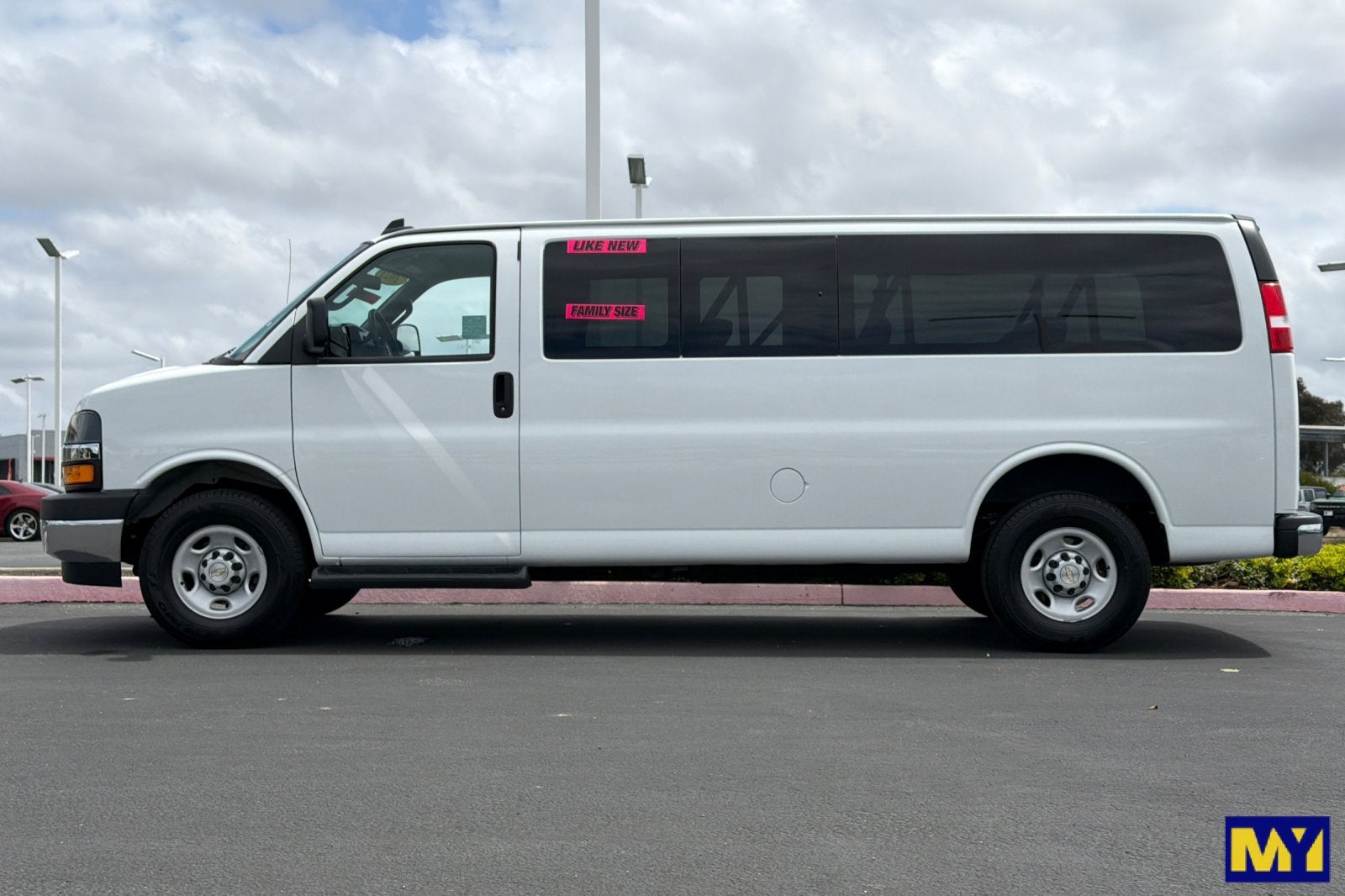 2023 Chevrolet Express Passenger 3500 1LT